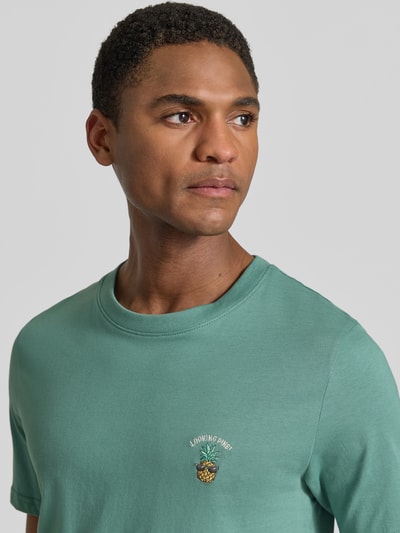 Männermodel trägt T-Shirt mit Stitching und Rundhalsausschnitt von Lindbergh, Reine Baumwolle, Slim-Fit, Rückenlänge 71 cm, Nahaufnahme Oberkörper.