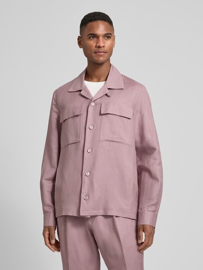 Männermodel trägt Regular Fit Hemdjacke aus Leinen-Viskose-Mix Modell 'ANTIGUA' von Antony Morato in Rosa mit Reverskragen, Brusttaschen, Rückenlänge bei Größe 50 72 cm, Ganzkörperansicht von vorne.