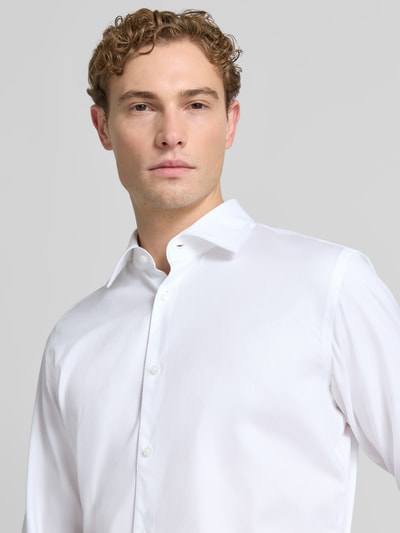 Männermodel trägt weißes Regular Fit Businesshemd aus Baumwoll-Mix von BOSS, schlichtes Design, Herren Freizeithemd, Nahaufnahme Oberkörper.