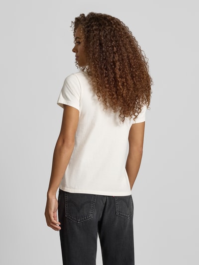 Frauenmodel trägt weißes Regular Fit T-Shirt aus reiner Baumwolle Modell 'THE PERFECT TEE' von Levi's®, Damen T-Shirt, Ganzkörperansicht Rückansicht.