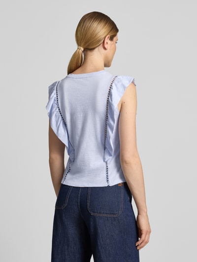 Frauenmodel trägt Regular Fit Top aus reiner Baumwolle von Tom Tailor Denim in Hellblau mit Volants und Rundhals, unifarben, Ganzkörperansicht Rückansicht.