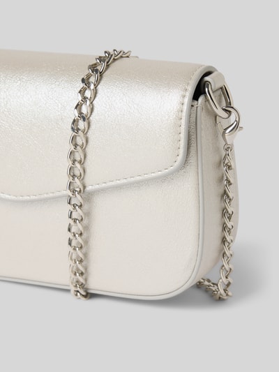 Produktfoto, Crossbody Bag mit Strukturmuster Modell 'Vanja' von Seidenfelt in Beige, Ketten-Schulterriemen, strukturierte Oberfläche, Detailaufnahme. Kontext: Damen Crossbody Bag von Seidenfelt, Hauptfach mit Überschlag, Schulterriemen in Ketten-Optik, Strukturmuster, Maße 18x12x5 cm, Riemen 120 cm.