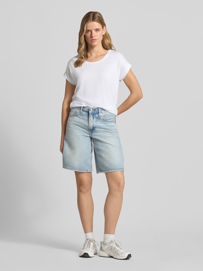 Kobiece modelka nosi damski t-shirt Regular Fit T-Shirt aus Viskose-Mix Modell 'MOSTER' od Only, biały, gładka faktura, krój regular fit. Ganzkörperansicht von vorne.