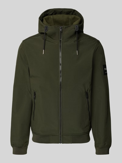 Produktfoto, Softshelljacke mit Reißverschlusstaschen von Jack & Jones w kolorze ciemnozielonym, krój regular fit, kaptur z tunelem, zamek błyskawiczny, kieszenie zapinane na zamek błyskawiczny, długość tyłu w rozmiarze m: 59 cm, szerokość ramion w rozmiarze m: 39 cm, szerokość klatki piersiowej w rozmiarze m: 48 cm, długość rękawów w rozmiarze m: 62 cm