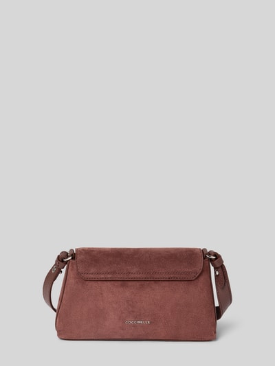 Produktfoto, Shoulder Bag aus echtem Leder Modell 'Nikla' von Coccinelle in Braun, Überschlag, glatte Textur, Maße 20x12x5 cm, Schulterriemen 128 cm