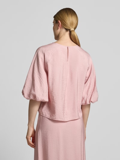 Frauenmodel trägt Regular Fit Bluse aus Viskose-Mix mit 3/4-Arm von Christian Berg Woman in Rosa mit leichter Struktur, Ganzkörperansicht Rückansicht. Rückenlänge 56 cm, Ärmellänge 44 cm, Rundhalsausschnitt.