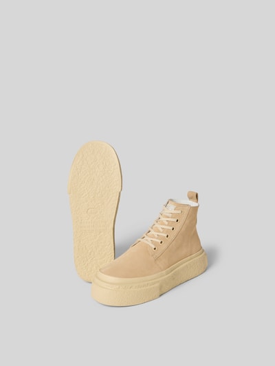 Produktfoto, Sneaker mit Schnürverschluss von MM6 Maison Margiela in Beige, Plateau, strukturierte Sohle, abgerundete Passform, neutrale Farben.