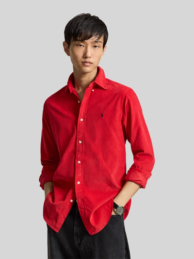 Männermodel trägt leuchtend rotes Custom Fit Freizeithemd aus reiner Baumwolle von Polo Ralph Lauren, glatte Textur, Nahaufnahme Oberkörper. Herren Freizeithemd von Polo Ralph Lauren