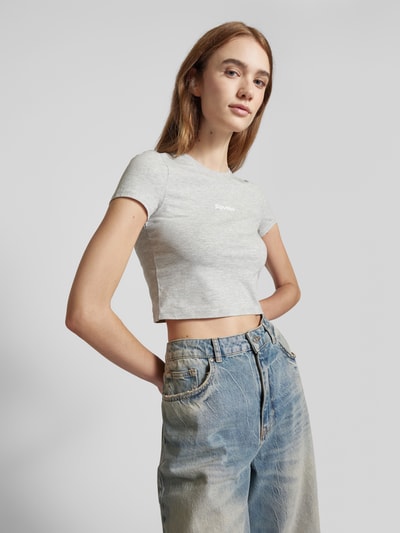 Review Cropped T-Shirt mit Label-Print Hellgrau Melange 3