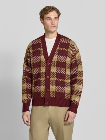 Mannenmodel draagt Relaxed Fit gebreid jack met all-over motief model 'MARIAN' van Jake*s Studio Men, volledige vooraanzicht.