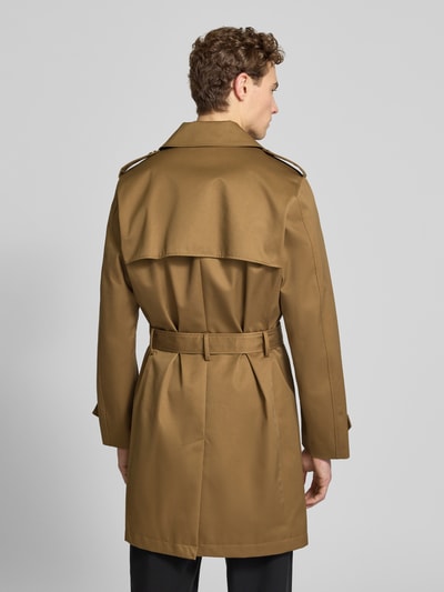 Männermodel trägt Trenchcoat mit Kentkragen von MCNEAL in Braun, Baumwoll-Mix, Regular Fit, Taillengürtel, Ganzkörperansicht Rückansicht.