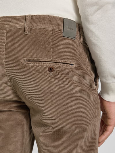 Männermodel draagt Modern Fit corduroy broek uit katoenmix model 'Fabio' van Brax, Heren smalle broek, detailopname rug.