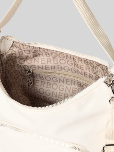 Produktfoto, cremefarbene Handtasche mit Label-Detail von BOGNER, sichtbares Hauptfach mit Reißverschluss und Innenfutter mit Markenprint, glatte Textur