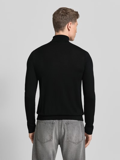 Męski model nosi Sweter z golfem z wełny merino Model 'TRAY' od SELECTED HOMME, czarny, dopasowany krój, prążkowane wykończenia, widok z tyłu.