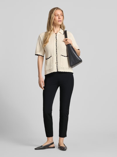 Vrouwenmodel draagt stoffen broek met elastische band model SABRINA van SEDUCTIVE, materiaalmix met katoen, slim fit, binnenbeenlengte 68 cm, bandwijdte maat 36: 36 cm, model in vooraanzicht hele lichaam.
