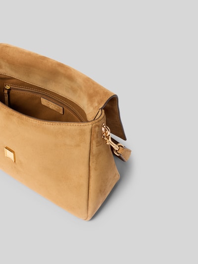 Produktfoto, Shoulder Bag in Suede-Optik von Tory Burch in hellem Beige mit Magnetverschluss, Innenfach mit Reißverschluss, Hauptfach, 27x18x10 cm.