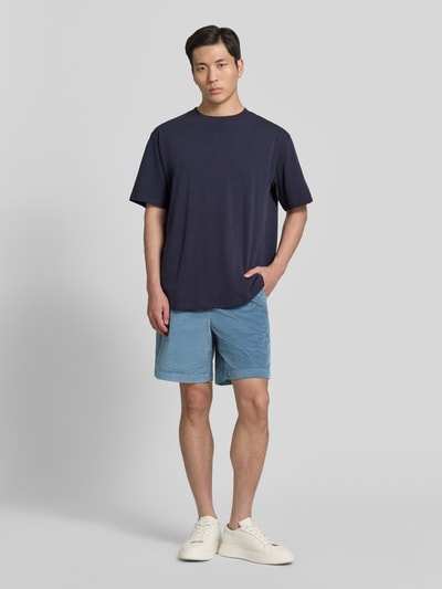 Männermodel trägt Regular Fit Sweatshorts aus Baumwoll-Mix von SELECTED HOMME in Optik: Unifarben, Materialverarbeitung: Cord, Ganzkörperansicht von vorne.
