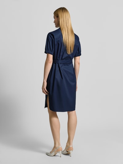 Modelka kobieca ma na sobie Regular Fit Kleid mit Stehkragen od Fynch-Hatton, ciemnoniebieski, bawełna, elastyczne rękawy, pasek, widok całej sylwetki od tyłu