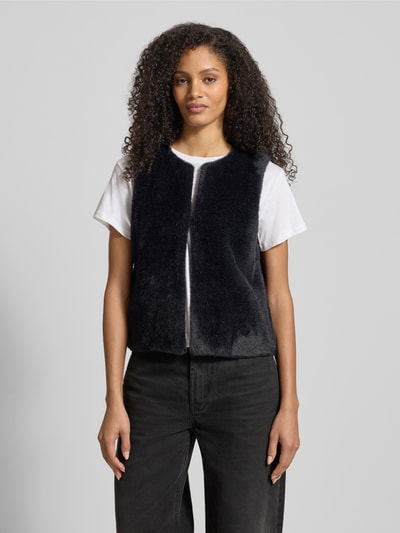 Frauenmodel trägt Regular Fit Weste in Kunstfell-Optik von Tom Tailor, Optik: Unifarben, Hakenverschluss, Label-Stitching-Applikation, Ganzkörperansicht von vorne.