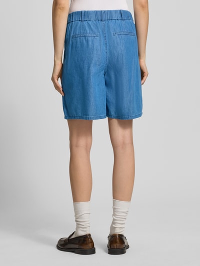 Frauenmodel trägt Relaxed Fit Jeansshorts aus Baumwoll-Lyocell-Mix Modell 'BEA' von Only, tkanina stylizowana na denim, elastyczny pas, szlufki na pasek, zakładka w pasie, wpuszczane kieszenie boczne, imitacja kieszeni z tyłu; mieszanka bawełny i lyocellu, Ganzkörperansicht Rückansicht.