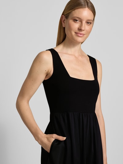 Kobiece model prezentuje Midikleid im ärmellosen Design von comma, czarny, elastyczny materiał z bawełną, krój taliowany, efekt plisowania, bez rękawów, Szerokość w rozmiarze 36: 46 cm, długość pleców 116 cm. Zbliżenie na górną część ciała.