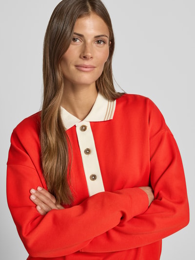 Vrouwenmodel draagt Sweatshirt aus Baumwoll-Mix mit Polokragen van Lanius in rood met contrasterende polokraag, Mix van katoen en elastaan, losse pasvorm, elastische boordjes, verlaagde schouders, Nahaufnahme bovenlichaam.