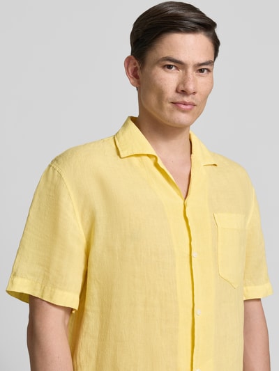 Männermodel trägt Regular Fit Freizeithemd aus reinem Leinen Modell 'EXOLINO' von HUGO, Gelb, Optik: Unifarben, Nahaufnahme Oberkörper.