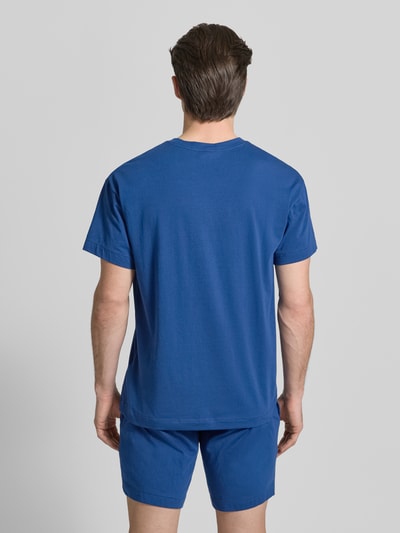 Männermodel trägt Regular Fit T-Shirt aus Baumwoll-Mix Modell 'LAZE T-SHIRT' von HUGO in Unifarbe Blau, Ganzkörperansicht Rückansicht.
