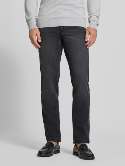 Männermodel trägt Straight Fit Jeans aus Baumwoll-Mix Modell 'Cadiz' von Brax in dunklem Grau mit glatter Textur, Ganzkörperansicht von vorne, Herren Straight Fit Jeans von Brax.