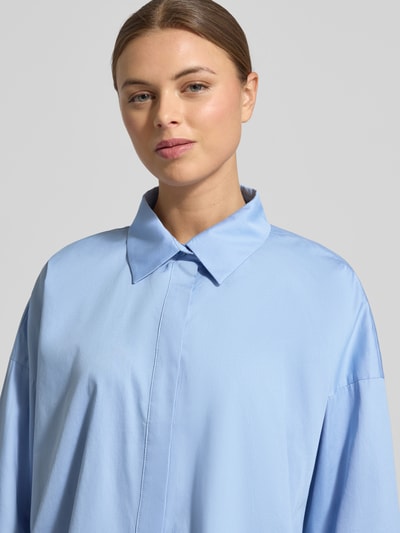 Frauenmodel trägt hellblaue Hemdbluse mit Hemdblusenkragen und verdeckter Knopfleiste Modell 'Fundra' von OPUS, Reine Baumwolle, Lockerer-Schnitt, Nahaufnahme Oberkörper.