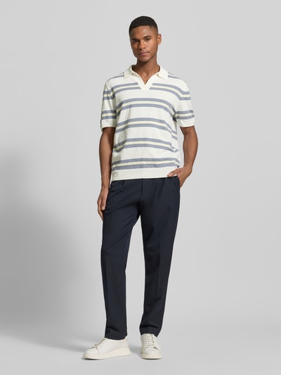 Männermodel trägt Slim Fit Poloshirt in Strick-Optik von JAKE*S STUDIO MEN, gestreiftes Design, Polokragen, kurzärmelig, Ganzkörperansicht von vorne.