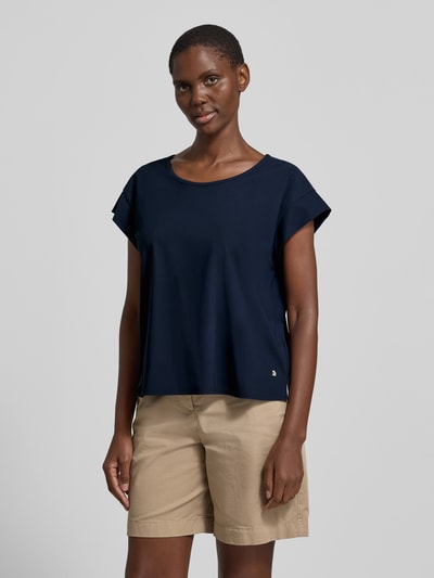 Frauenmodel trägt Damen T-Shirt mit Rundhalsausschnitt Modell 'GRIT' von Raffaello Rossi, Relaxed-Fit, Material-Mix mit Stretch-Anteil, navy, Rückenlänge 58 cm bei Größe 36, Ganzkörperansicht von vorne.