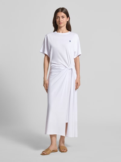 Frauenmodel trägt körpernahes Freizeitkleid aus Lyocell-Mix von Polo Ralph Lauren in weißer Melangeoptik, Midi-Länge, kurzarm, Logo-Stitching, Jersey-Material, Ganzkörperansicht von vorne.