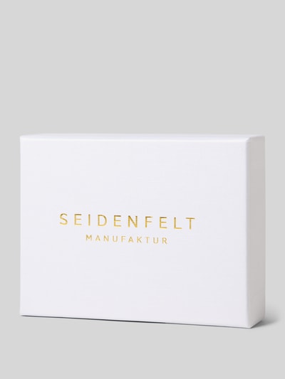 Produktfoto, białe pudełko z napisem Seidenfelt Manufaktur, opakowanie Portfela w materiał skóropodobny model 'Ylva' od Seidenfelt