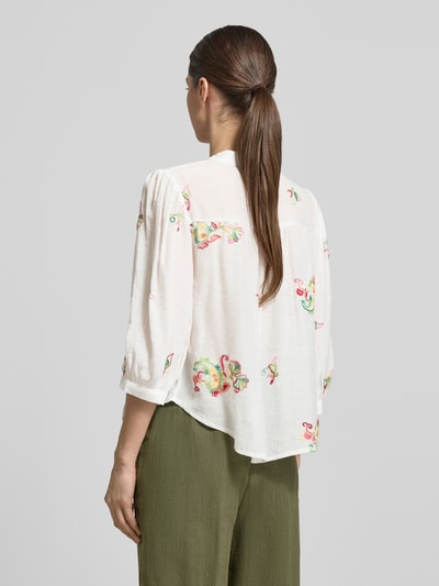 Männermodel trägt Regular Fit Bluse aus Viskose-Mix mit Stitchings von Apricot, biały, hafty, dekolt w serek, długość tyłu 57 cm, długość rękawów 47 cm, mieszanka wiskozy, Ganzkörperansicht Rückansicht