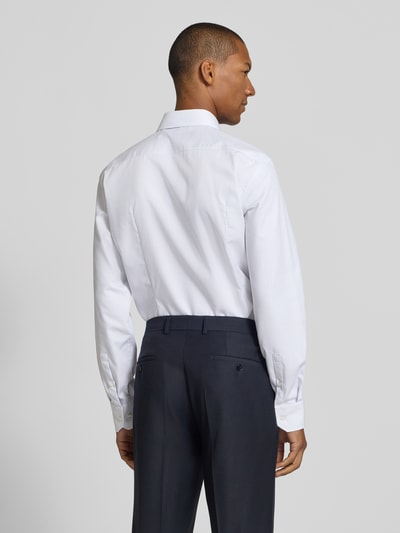 Männermodel trägt slim wit zakelijk overhemd van katoen model 'HANK' van BOSS, Heren, Ganzkörperansicht Rückansicht