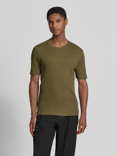 Männermodel trägt Slim Fit T-Shirt mit Rundhalsausschnitt Modell 'ENIL' von Drykorn aus Reine Baumwolle, Feinripp, Ganzkörperansicht von vorne.