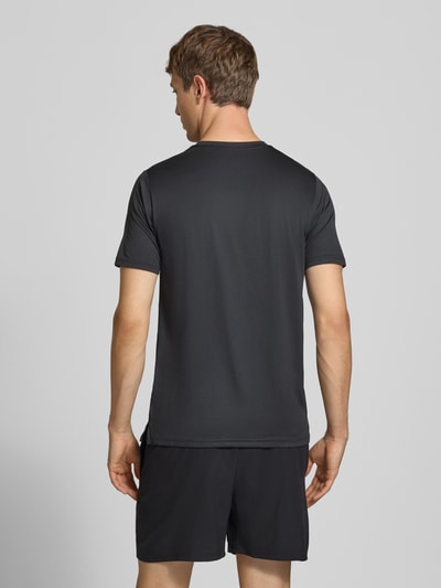 Männermodel trägt schwarzes T-Shirt mit Label-Print von New Balance, Modell 'ESSENTIAL', gerader Schnitt, Rückansicht, Herren T-Shirt, KI-modifiziertes Bild.