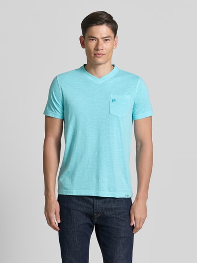 Männermodel trägt Regular Fit T-Shirt mit V-Ausschnitt von Lerros aus Reine Baumwolle, Brusttasche, Logo-Stitching, hellblau, Ganzkörperansicht von vorne. Rückenlänge bei Größe M: 68 cm.