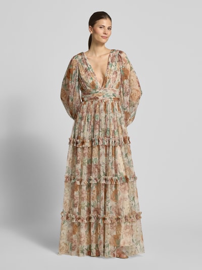 Frauenmodel trägt Abendkleid aus Tüll mit V-Ausschnitt und Taillenband von LACE & BEADS, taillierter Schnitt, Stufen-Look, Ganzkörperansicht von vorne.