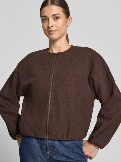 Kobiece model prezentuje Regular Fit Bomberjacke in Filz-Optik Modell 'CHLOE' od VERO MODA, brązowa, proste kształty, gładka faktura, bluzon damski, widok z przodu na cały korpus.