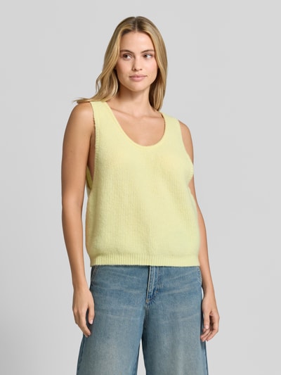 Frauenmodel trägt Relaxed Fit Pullunder aus Alpaka-Leinen-Mix Modell 'VITOW' von American Vintage in Gelb, Strick-Optik, ganzkörperansicht von vorne. Elastischer, ärmelloser Damen Pullunder mit Rundhalsausschnitt, Rückenlänge 45 cm bei Größe XS/S.