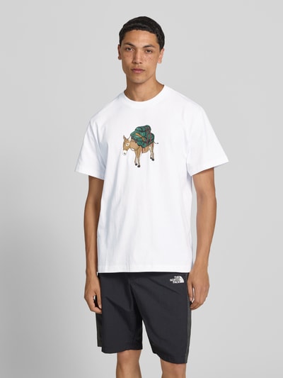 Mannenmodel draagt T-shirt met motiefprint model 'DONKEY TAXI' van The North Face, puur katoen, regular fit, ronde hals, ruglengte maat M 70 cm, motiefprint en logoprint op de rug, Ganzkörperansicht von vorne.