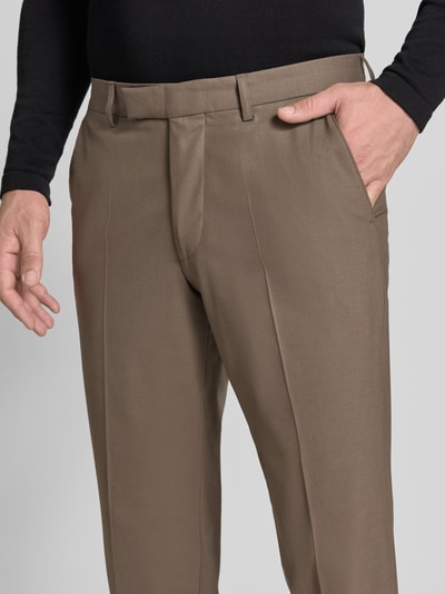 Männermodel trägt Straight Fit Hose mit Schurwoll-Anteil Modell 'Totti' von CINQUE in Beige, elastischer Material-Mix, Nahaufnahme Hüfte.