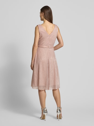 Vrouwenmodel draagt Knielanges Cocktailkleid mit V-Ausschnitt van TROYDEN COLLECTION, getailleerde fit, knielang, glanzend, V-hals, ceintuur, ruglengte maat 36: 87 cm, borstwijdte maat 36: 39 cm, volledig zicht achterkant.