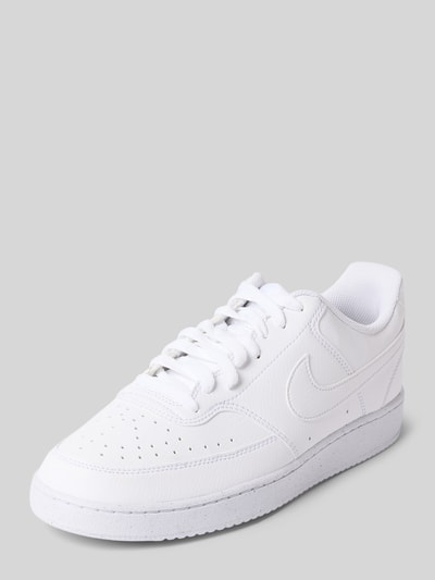 Produktfoto, Sneaker mit Logo Modell 'Court Vision Low' von Nike in Weiß, abgerundete Spitze, weiße Schnürung, sichtbare Struktur, seitliche Ansicht, Herren Sneaker, Absatzhöhe 2 cm, Schafthöhe 8 cm, Schaftweite 10 cm.