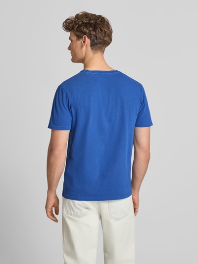 Männermodel trägt T-Shirt aus Baumwoll-Leinen-Mix mit V-Ausschnitt von Superdry in Blau, Regular-Fit, Stitching, Rückenlänge 68 cm, Ganzkörperansicht Rückansicht.