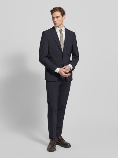Männermodel trägt Slim Fit Businesshemd aus Twillgewebe mit extra langem Arm von OLYMP Level Five, unifarben, Ganzkörperansicht von vorne.