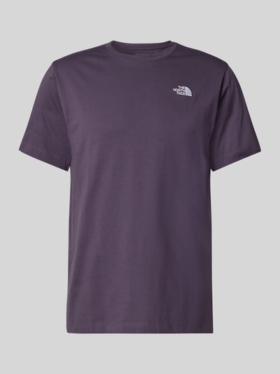 Produktfoto, Regular Fit T-Shirt aus Baumwoll-Mix Modell 'EVOLUTION' von The North Face, mieszanka bawełny, okrągły dekolt, detal z logo, długość tyłu w rozmiarze M 71 cm, fioletowy kolor, gładka tekstura