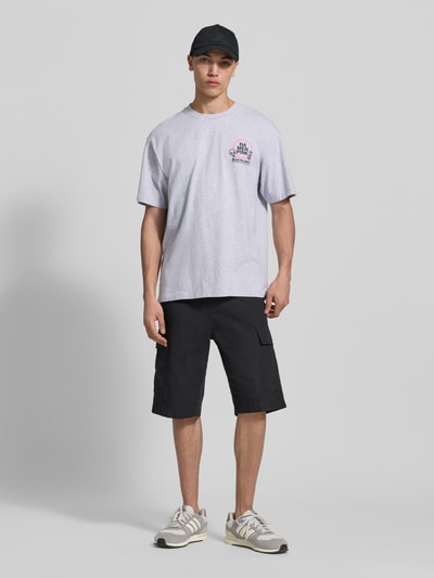 Męski t-shirt z bawełny o prostym kroju, model 'RAMEN PINK' od Edwin, okrągły dekolt, długość tyłu w rozmiarze M: 70 cm, jasnoszary; całkowity widok z przodu